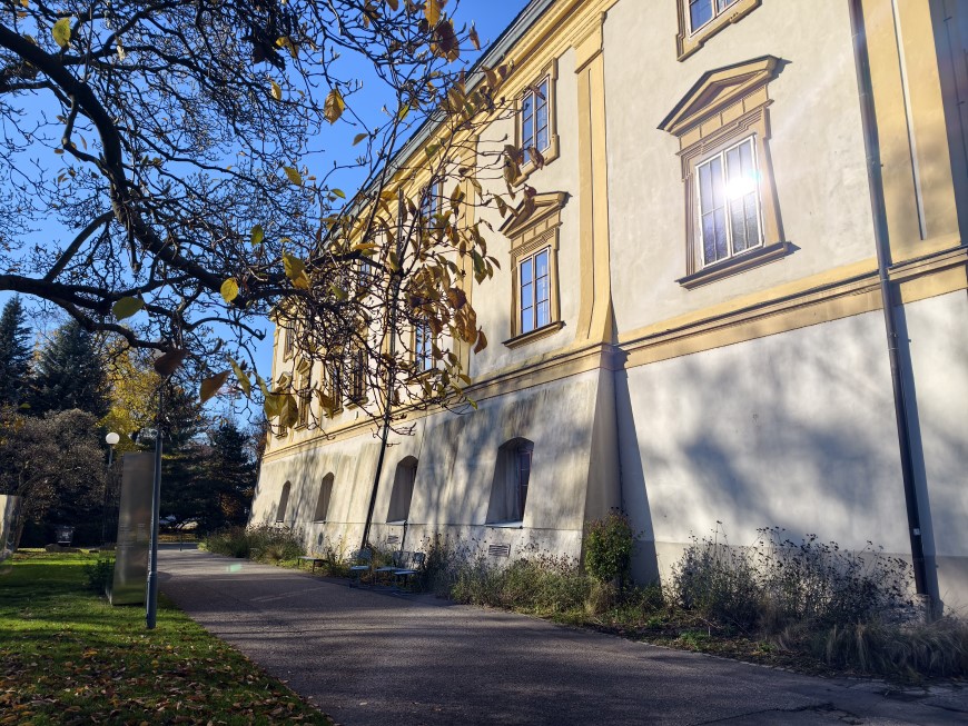 Recenzia: vivo X300 Pro – S kráľom zoomu určite nešliapnete vedľa ukážkový snímok vivo x300 pro: budova