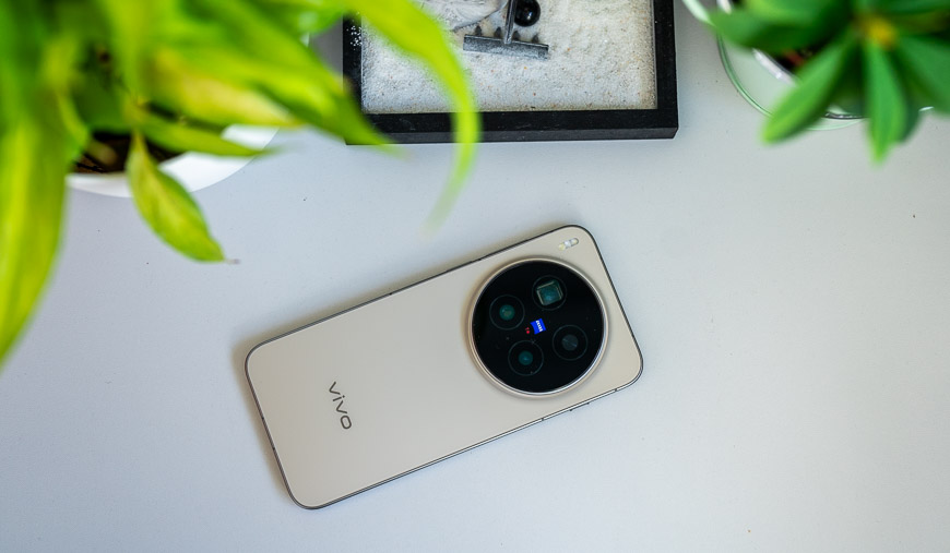 Recenzia: vivo X300 Pro – S kráľom zoomu určite nešliapnete vedľa pohľad zhora na smartfón vivo X300 Pro, ktorý je položený na pracovnom stole