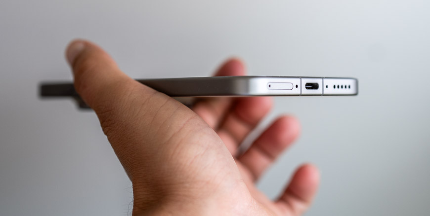 Recenzia: vivo X300 Pro – S kráľom zoomu určite nešliapnete vedľa pohľad na mobilný telefón vivo x300 pro a jeho nabíjací konektor a slot pre SIM kartu