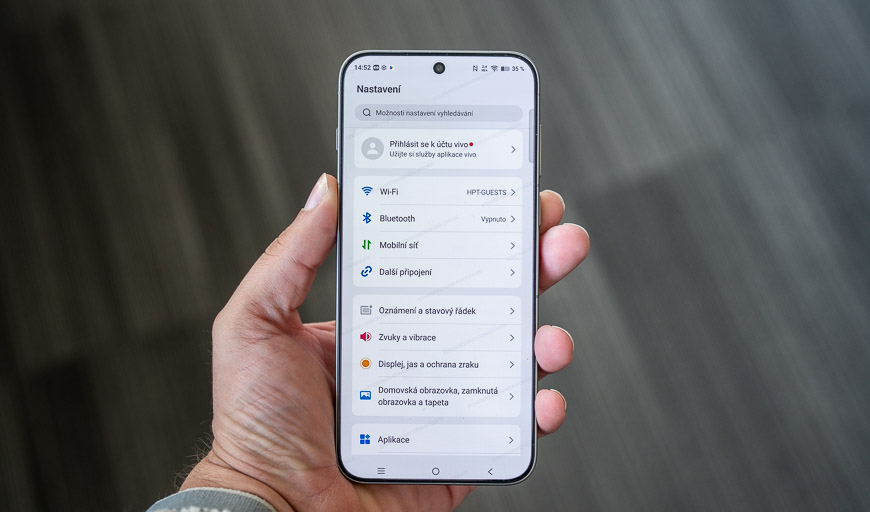 Recenzia: vivo X300 Pro – S kráľom zoomu určite nešliapnete vedľa Pohľad zhora na ruku, ktorá drží smartfón vivo X300 Pro s rozsvieteným displejom