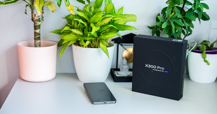 Recenzia: vivo X300 Pro – S kráľom zoomu určite nešliapnete vedľa Pohľad zhora na smartfón vivo X300 Pro a originálnu krabičku od telefónu položené na stole