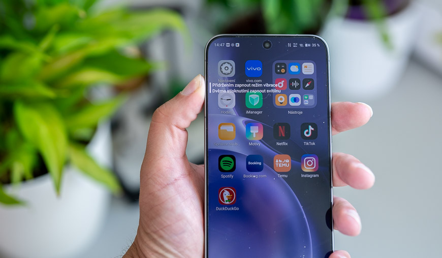 Recenzia: vivo X300 Pro – S kráľom zoomu určite nešliapnete vedľa Pohľad zhora na ruku, ktorá drží smartfón vivo X300 Pro s rozsvieteným displejom