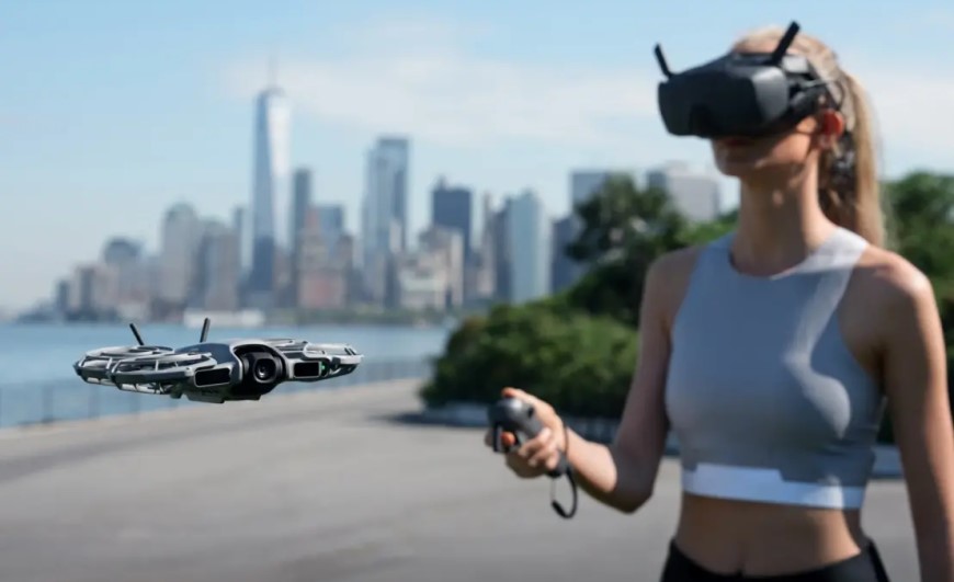 Nový DJI Neo 2: Malý dron so 4K kamerou a všesmerovou detekciou prekážok žena ovláda dron DJI Neo 2 za mestom
