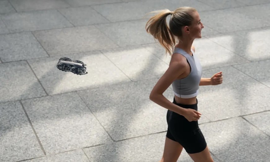 Nový DJI Neo 2: Malý dron so 4K kamerou a všesmerovou detekciou prekážok Dron DJI Neo 2 sleduje ženu pri behaní