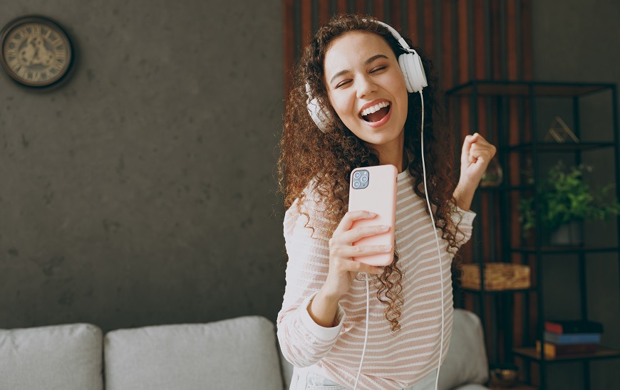 Novinka v Spotify: Zobrazte si týždenné štatistiky počúvania Dievča so slúchadlami tancuje a spieva
