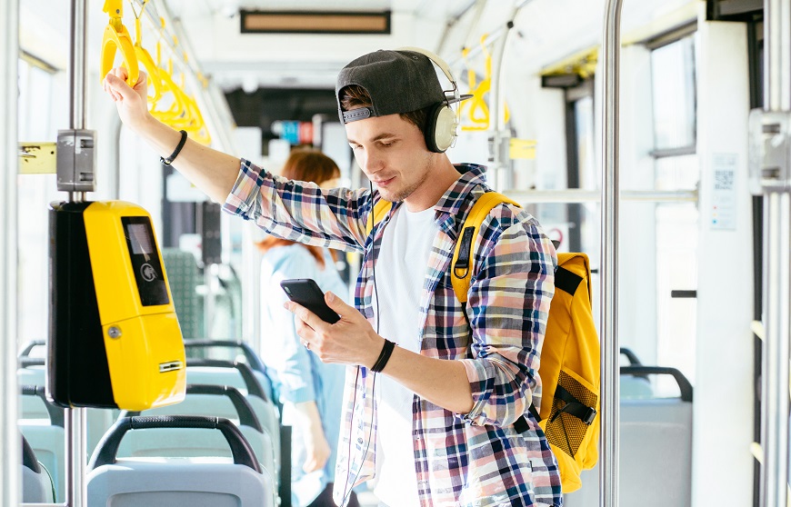 Novinka v Spotify: Zobrazte si týždenné štatistiky počúvania Muž počúva hudbu v MHD