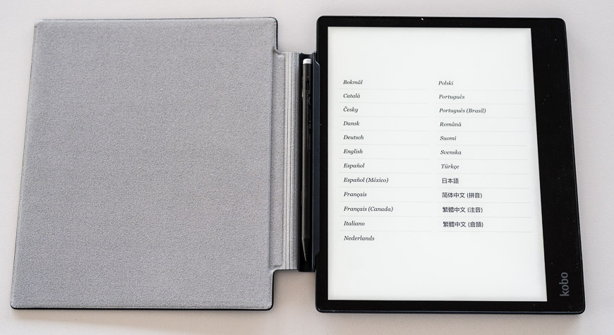 Recenzia: Čítačka e-kníh Kobo Elipsa 2E – Slúži na čítanie alebo písanie? Vlastne na oboje! Čítačka e-kníh Kobo Elipsa 2E v otvorenom obale zobrazujúca výber jazykov