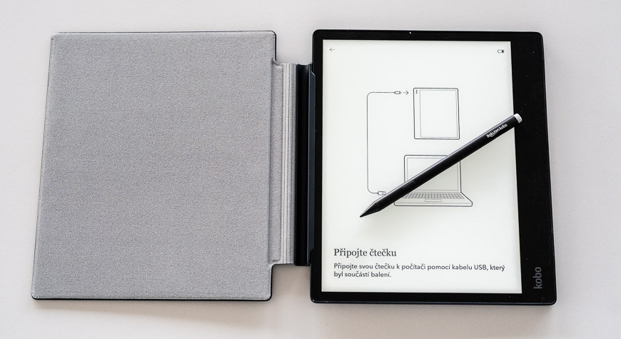Recenzia: Čítačka e-kníh Kobo Elipsa 2E – Slúži na čítanie alebo písanie? Vlastne na oboje! Otvorená čítačka e-kníh Kobo Elipsa 2E zobrazujúca informáciu o pripojení k PC a s perom na displeji