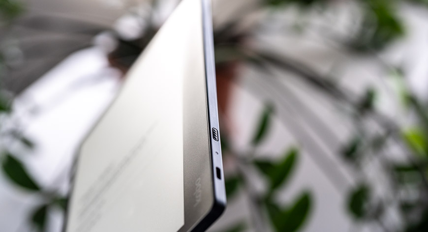 Recenzia: Čítačka e-kníh Kobo Elipsa 2E – Slúži na čítanie alebo písanie? Vlastne na oboje! Bok čítačky e-kníh Kobo Elipsa 2E ukazujúci konektory