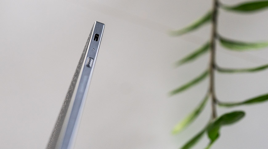 Recenzia: Čítačka e-kníh Kobo Elipsa 2E – Slúži na čítanie alebo písanie? Vlastne na oboje! bočná hrana čítačky e-knih Kobo Elipsa 2E