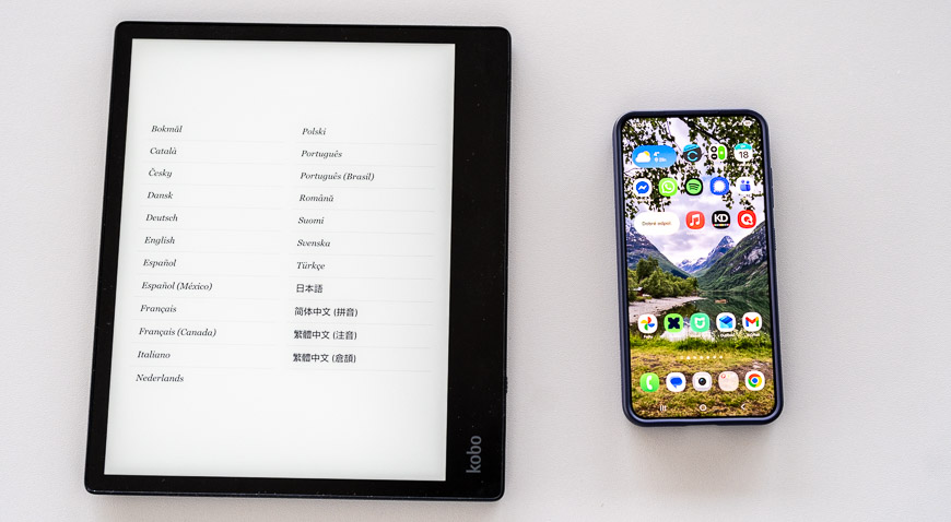 Recenzia: Čítačka e-kníh Kobo Elipsa 2E – Slúži na čítanie alebo písanie? Vlastne na oboje! Čítačka e-kníh Kobo Elipsa 2E ležiaca vedľa mobilného telefónu