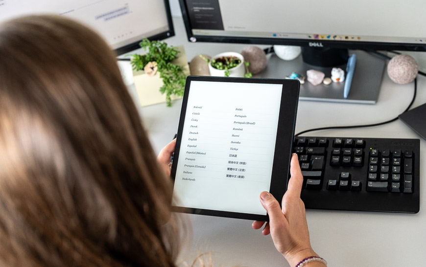 Recenzia: Čítačka e-kníh Kobo Elipsa 2E – Slúži na čítanie alebo písanie? Vlastne na oboje! žena drží v ruke čítačku e-kníh Kobo Elipsa 2E