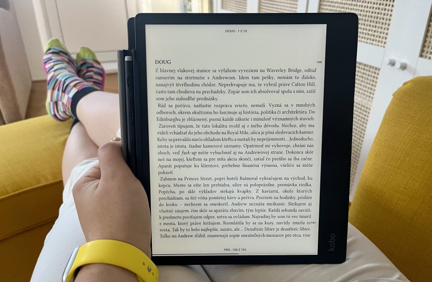 Recenzia: Čítačka e-kníh Kobo Elipsa 2E – Slúži na čítanie alebo písanie? Vlastne na oboje! žena sedí na gauči a číta e-knihu na čítačke e-kníh Kobo Elipsa 2E