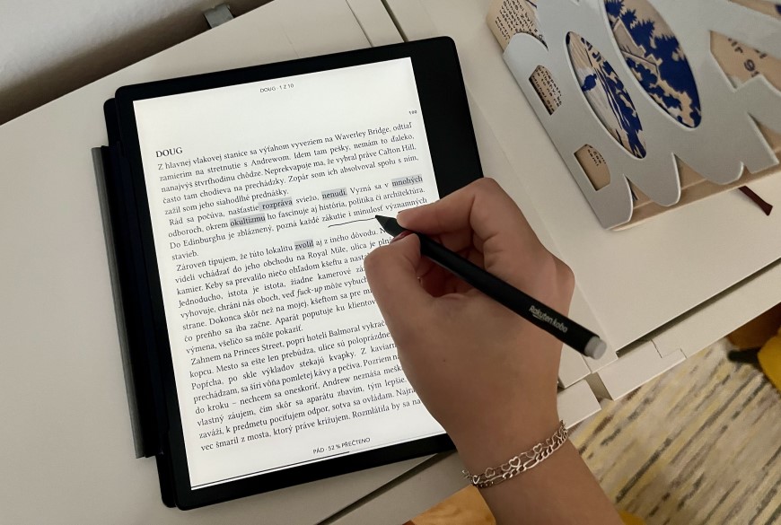 Recenzia: Čítačka e-kníh Kobo Elipsa 2E – Slúži na čítanie alebo písanie? Vlastne na oboje! Ženská ruka ukazujúca prácu s perom na čítačke e-kníh Kobo Elipsa 2E, detail