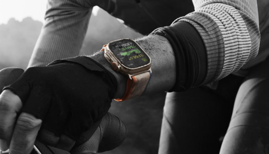 hodinky Apple Watch Ultra 2 na muzskej ruke
