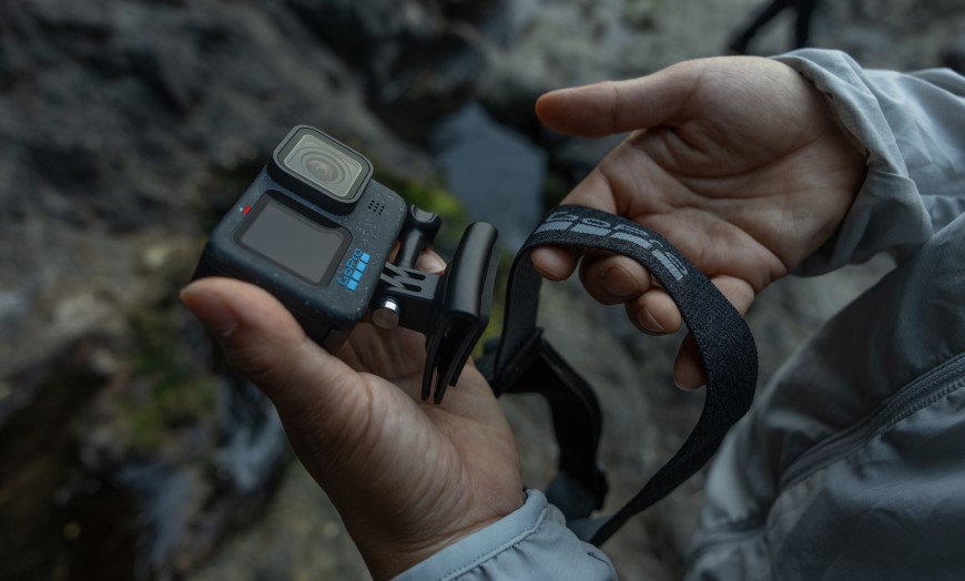 Outdoorová kamera GoPro HERO12 v mužských rukách