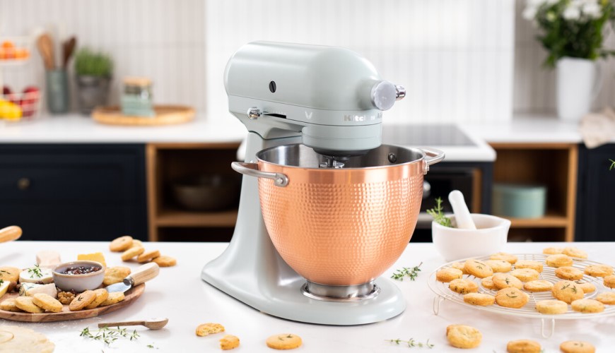 Tipy na darčeky pre ženy: Čím urobiť radosť manželke, maminke, kamarátke alebo napríklad sestre? robot KitchenAid