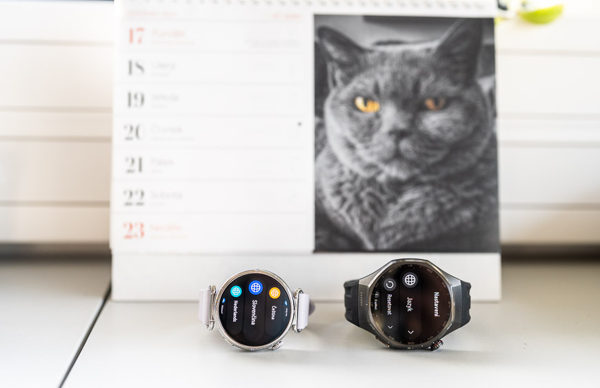 huawei watch gt 6 pro a huawei watch gt 6 položené na stole před kalendářem