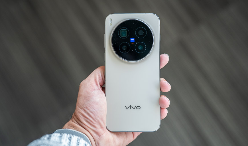 smartfón vivo X300 Pro v ruke otočený fotomodulom nahor