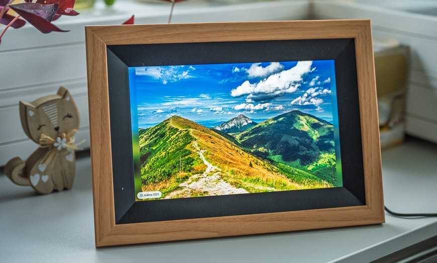 digitálny fotorámček zobrazujúci hory