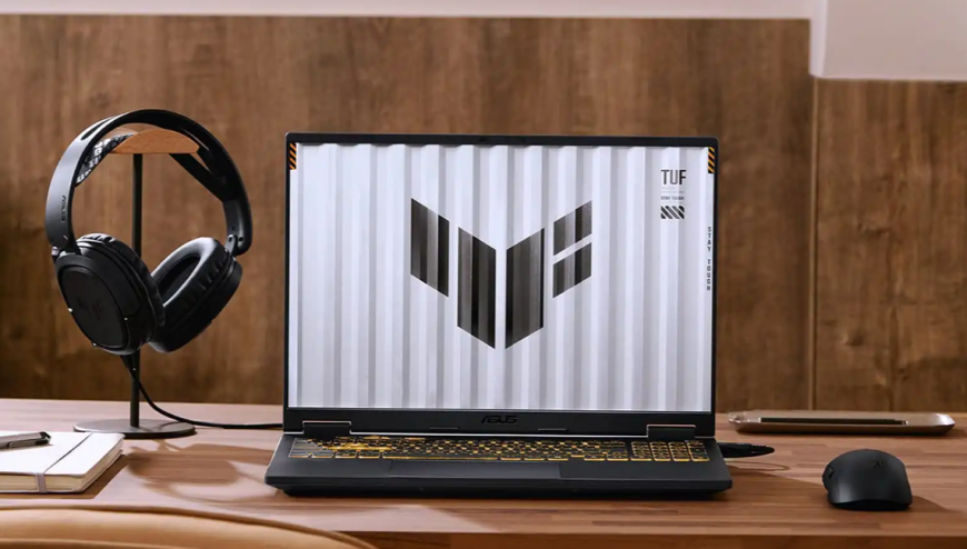 Notebook Asus TUF Gaming F16 s myšou a slúchadlami