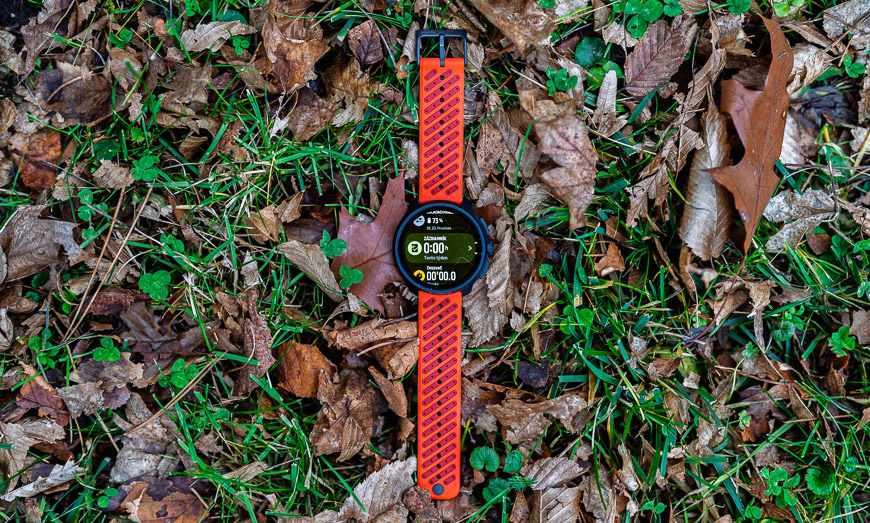 Recenzia: Inteligentné hodinky Suunto Race 2 sú dôstojným sparing partnerom hodinky Suunto race 2 položené na lístí