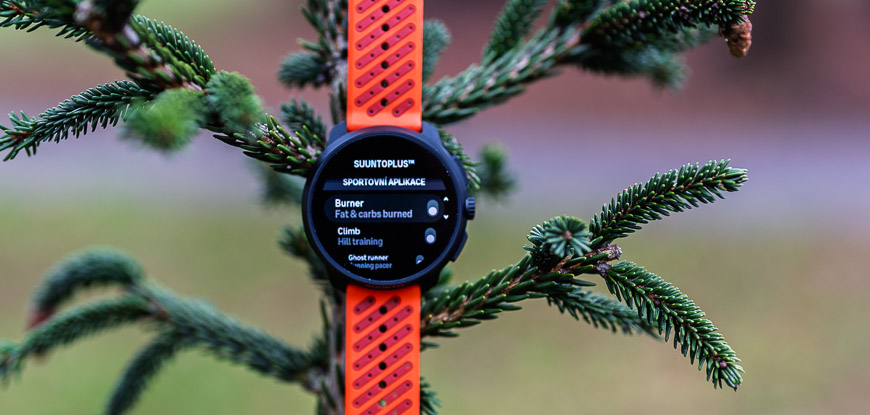 Recenzia: Inteligentné hodinky Suunto Race 2 sú dôstojným sparing partnerom hodinky Suunto Race 2 vystavené na stromčeku