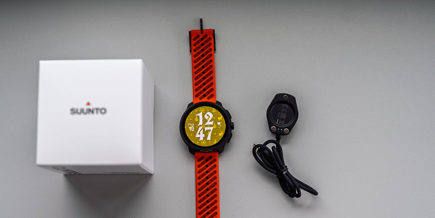 Recenzia: Inteligentné hodinky Suunto Race 2 sú dôstojným sparing partnerom inteligentné hodinky Suunto race 2 s krabičkou po ľavej strane a nabíjačkou po pravej