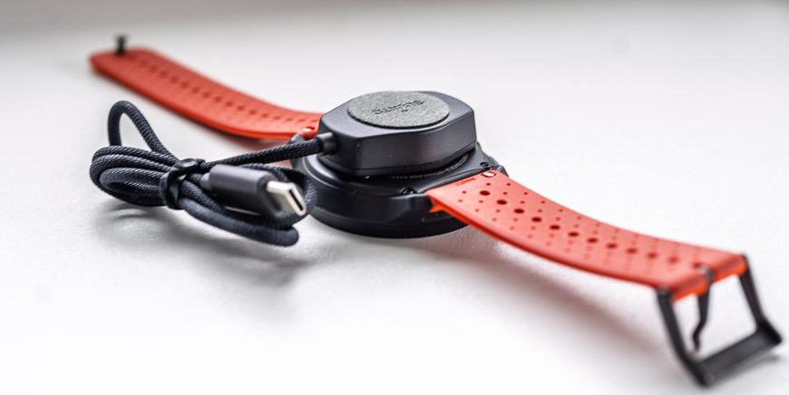 Recenzia: Inteligentné hodinky Suunto Race 2 sú dôstojným sparing partnerom detail zadnej strany hodiniek Suunto Race 2 s nabíjačkou