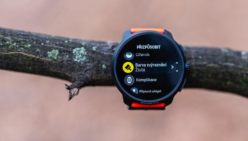 Recenzia: Inteligentné hodinky Suunto Race 2 sú dôstojným sparing partnerom hodinky Suunto Race 2 vystavené na vetve stromu