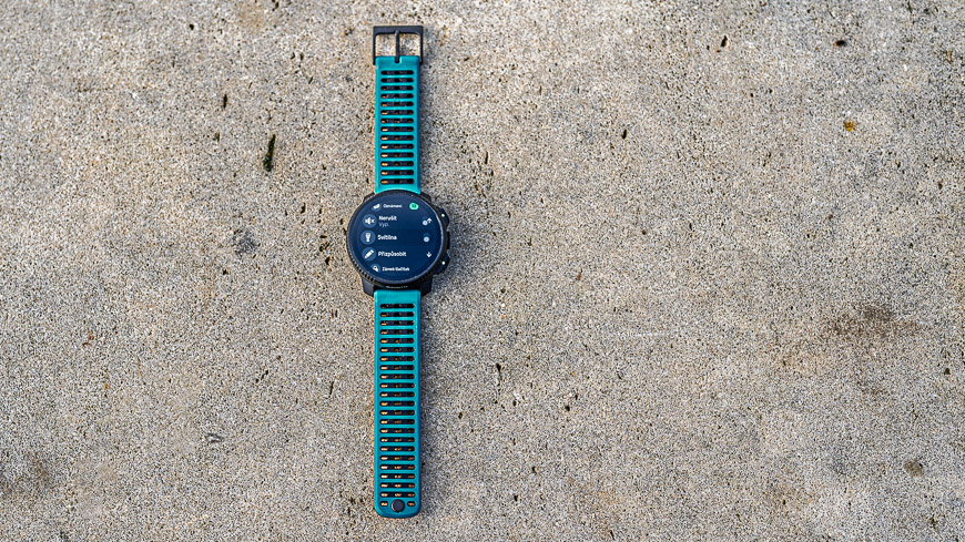 Recenzia: Suunto Vertical 2 – Najlepší parťák každého dobrodruha Suunto Vertical 2 položené na zemi.