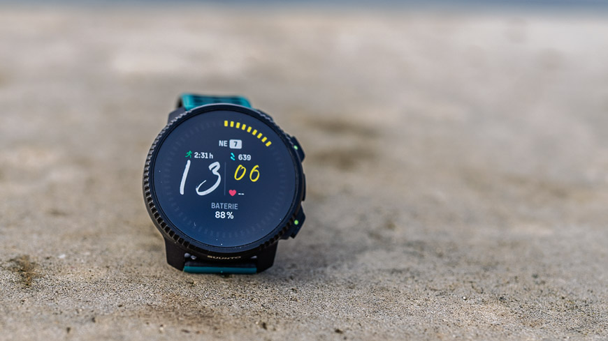 Recenzia: Suunto Vertical 2 – Najlepší parťák každého dobrodruha Hodinky Suunto Vertical 2 položené na zemi.