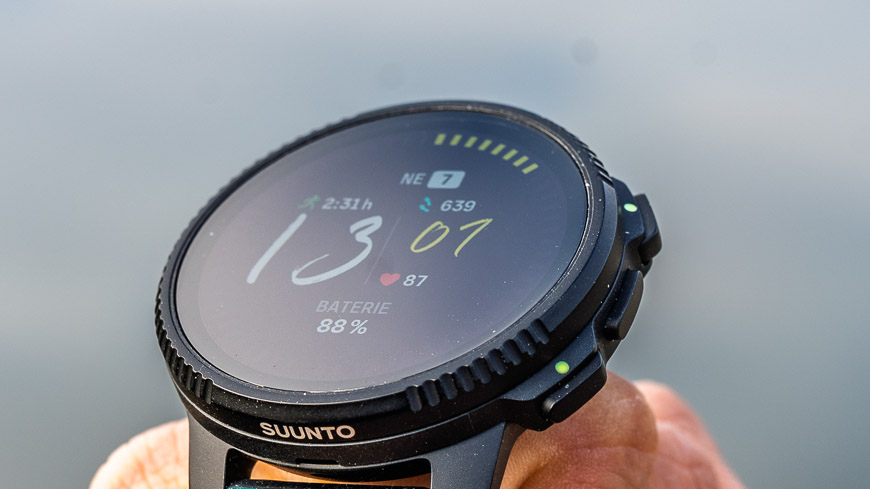 Recenzia: Suunto Vertical 2 – Najlepší parťák každého dobrodruha Hodinky Suunto Vertical 2 ukazujúce čas.