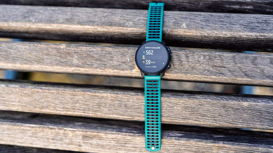 Recenzia: Suunto Vertical 2 – Najlepší parťák každého dobrodruha Suunto Vertical 2 so zeleným náramkom.