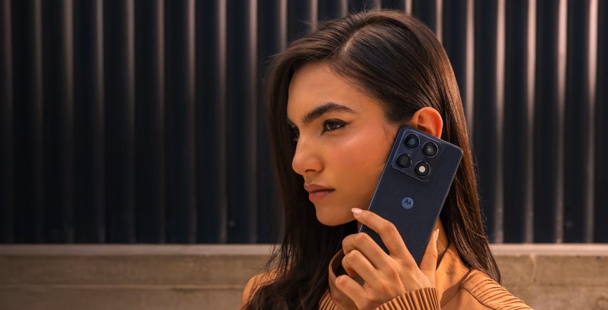 Žena telefonujúca na čiernom mobilnom telefóne Motorola Signature
