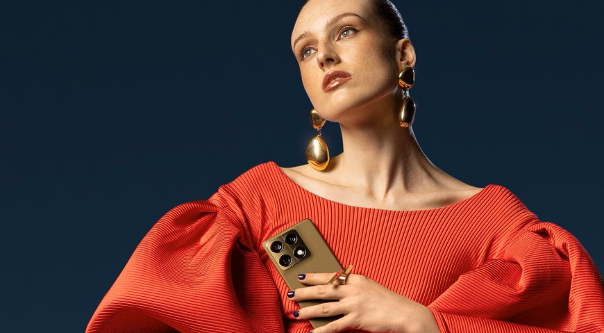 Žena v elegantných topánkach drží mobilný telefón Motorola Signature