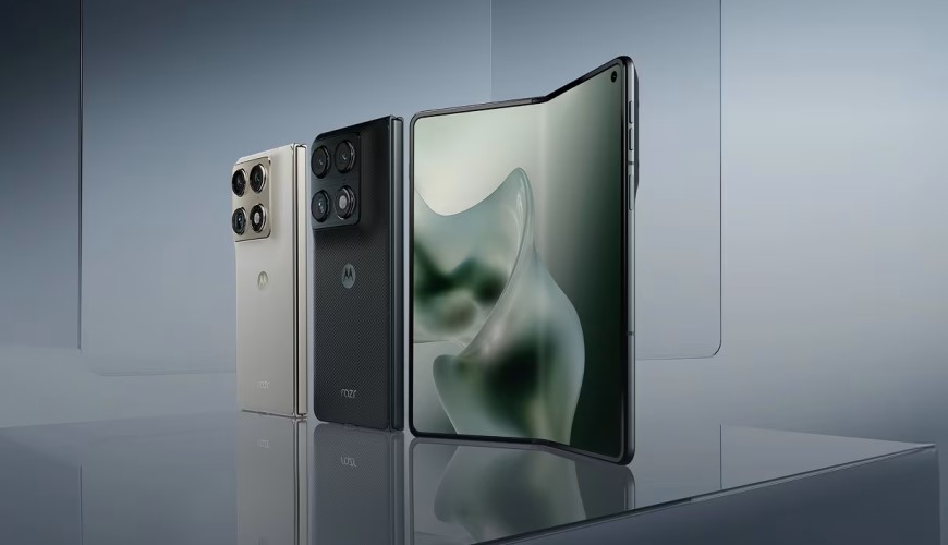 Motorola ukazuje nový Razr Fold – revolučný skladací telefón, ktorý si ešte nekúpite Motorola Razr Fold v tmavej a svetlej farbe