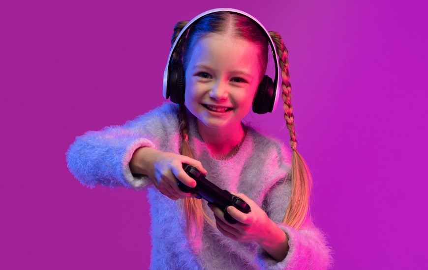 Ako pripojiť bezdrôtové slúchadlá? Dievča hrá hru a má nasadené bezdrôtové slúchadlá.