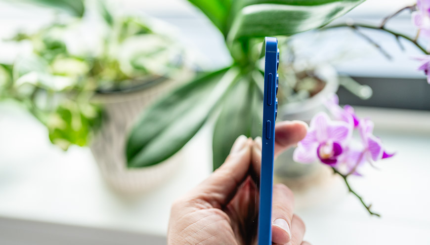 Recenzia: Samsung Galaxy S25 – Elegantná novinka, ktorá stavia na výkon, AI aj výdrž Samsung Galaxy S25 z boku