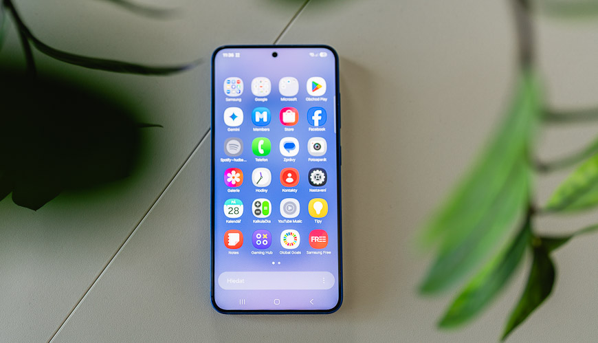 Recenzia: Samsung Galaxy S25 – Elegantná novinka, ktorá stavia na výkon, AI aj výdrž Samsung Galaxy S25 modrý