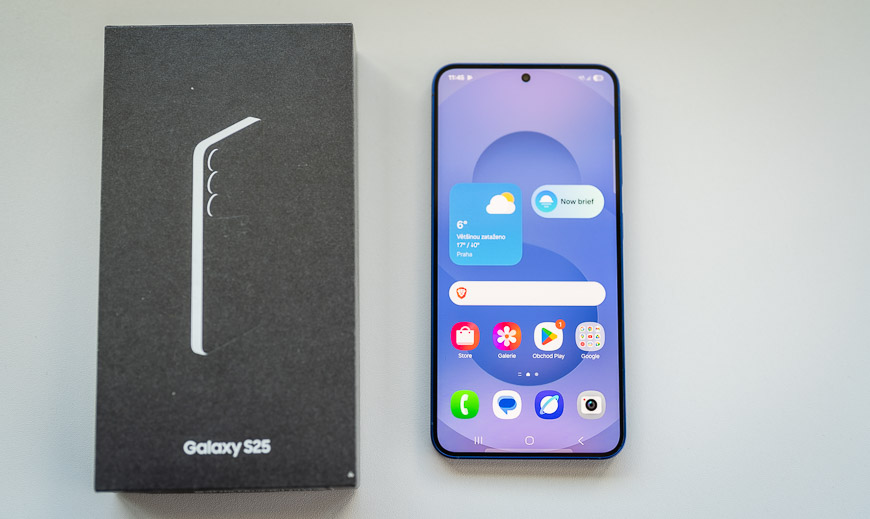 Recenzia: Samsung Galaxy S25 – Elegantná novinka, ktorá stavia na výkon, AI aj výdrž Samsung Galaxy S25 s krabičkou