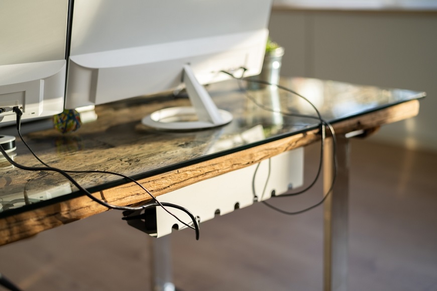 Ako schovať káble od TV? pohľad na zapojené káble monitora uložené do lišty pod PC stolom