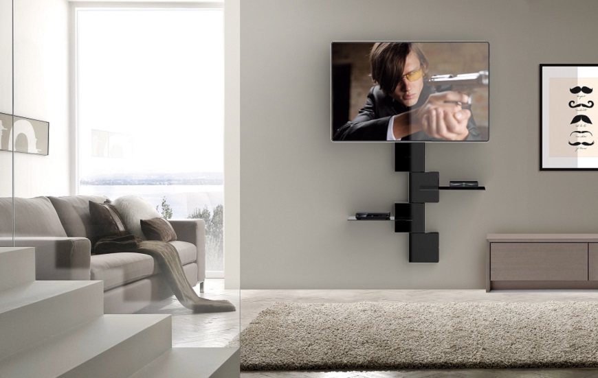 Ako schovať káble od TV? zapnutý televízor na stene v modernej obývačke