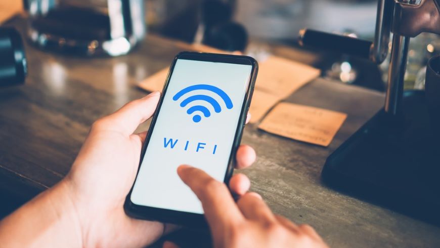Smartfón v ruke pripájajúci sa na hotspot.