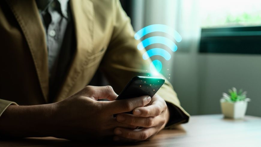 Muž využíva mobilný hotspot na pripojenie k internetu.