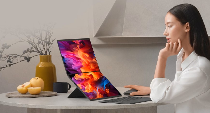 Žena pracuje na notebooku ASUS Zenbook DUO v režime s vysunutými displejmi