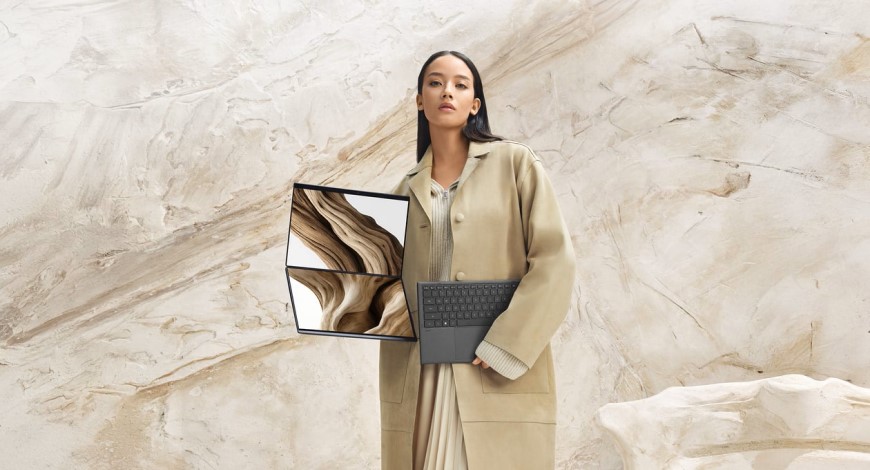 Žena drží rozložený notebook ASUS Zenbook DUO