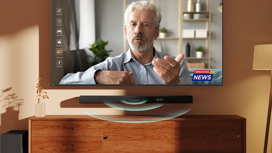 zapnutý televízor a soundbar Hisense umiestnený nad stolíkom