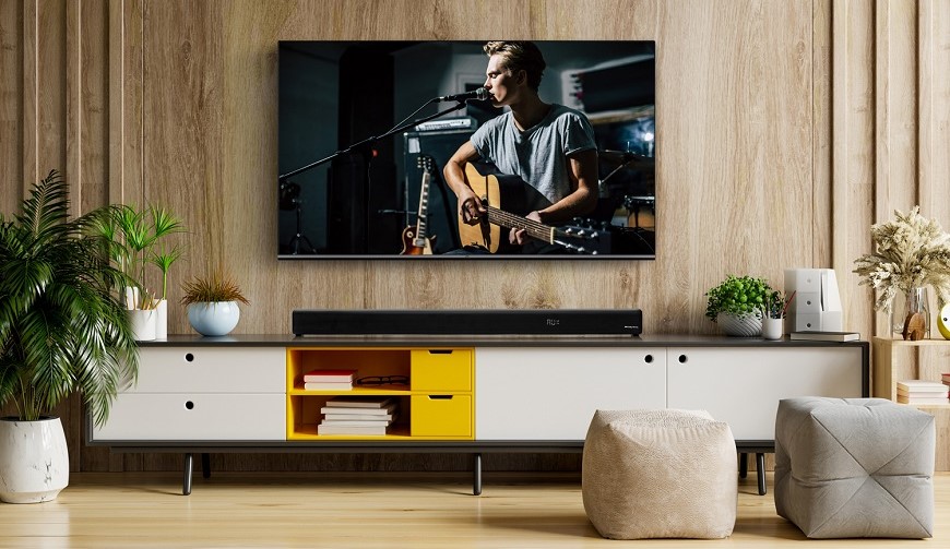 Soundbar v obývačke na poličke pod televízorom.