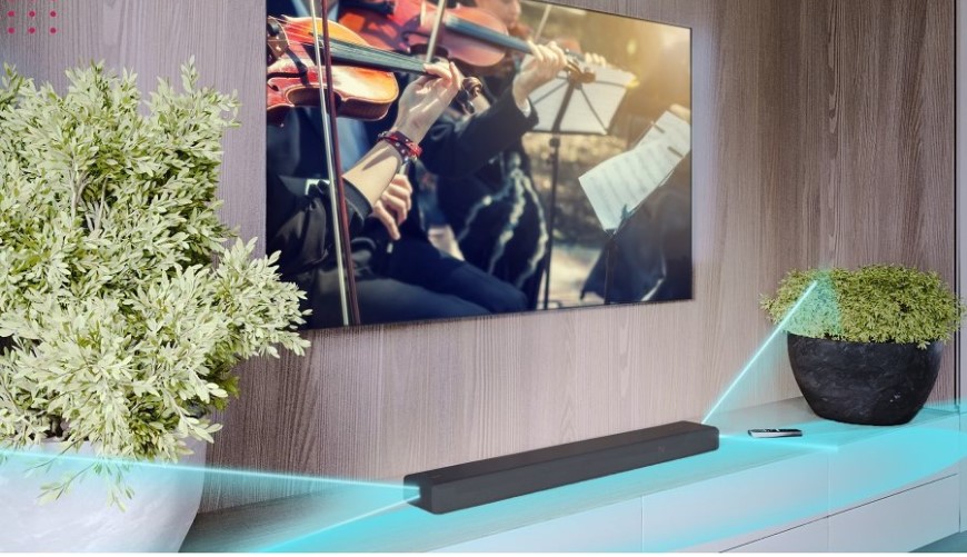 Soundbar v obývačke pod televízorom ozvučujúci miestnosť.